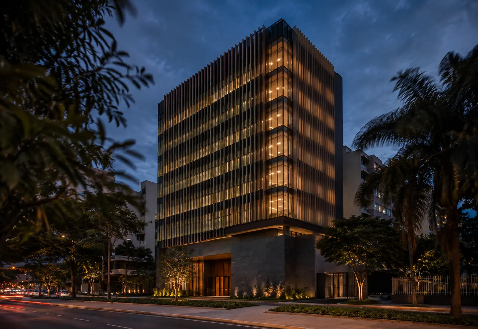 Fachada do edifício onde o escritório está instalado, na Savassi, ao entardecer